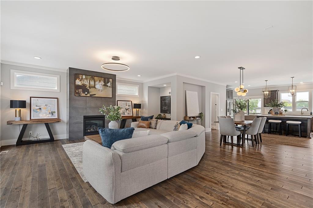 725 W 44th Terrace