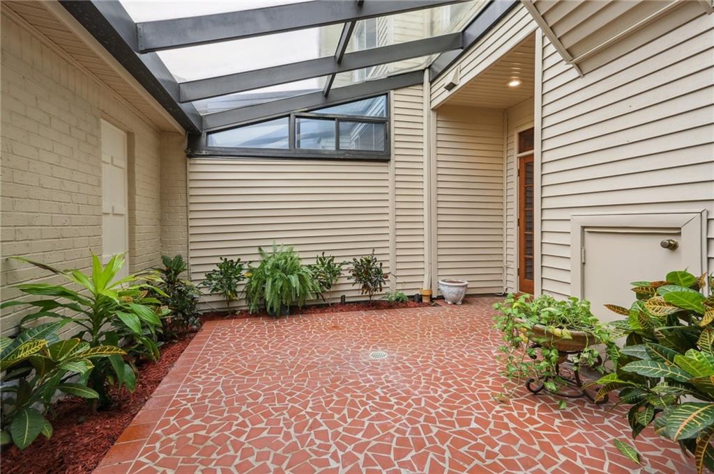 805 RUE DECATUR None