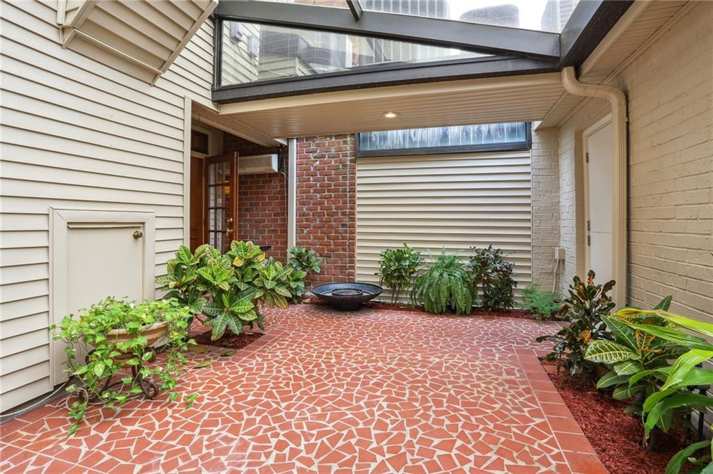 805 RUE DECATUR None