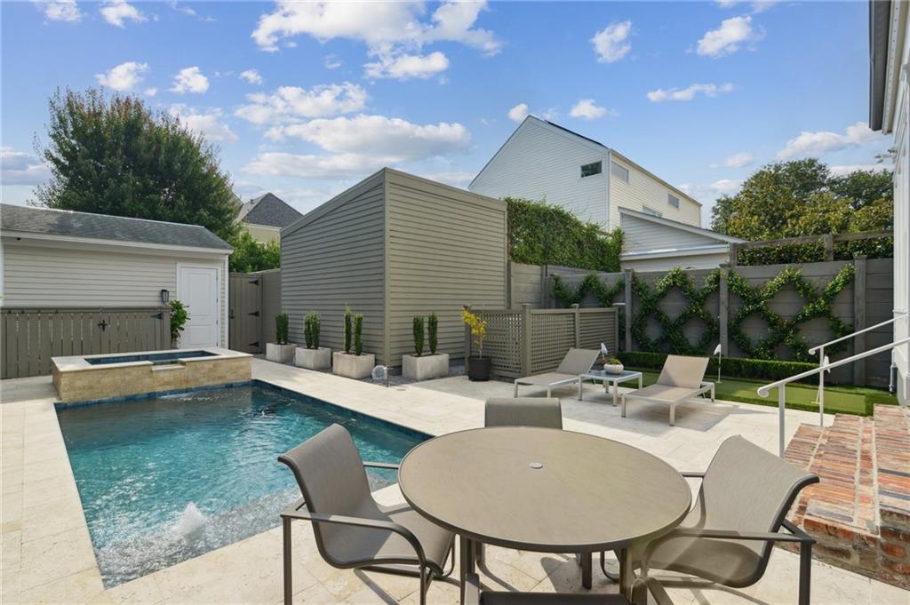 1022 UPPERLINE Street