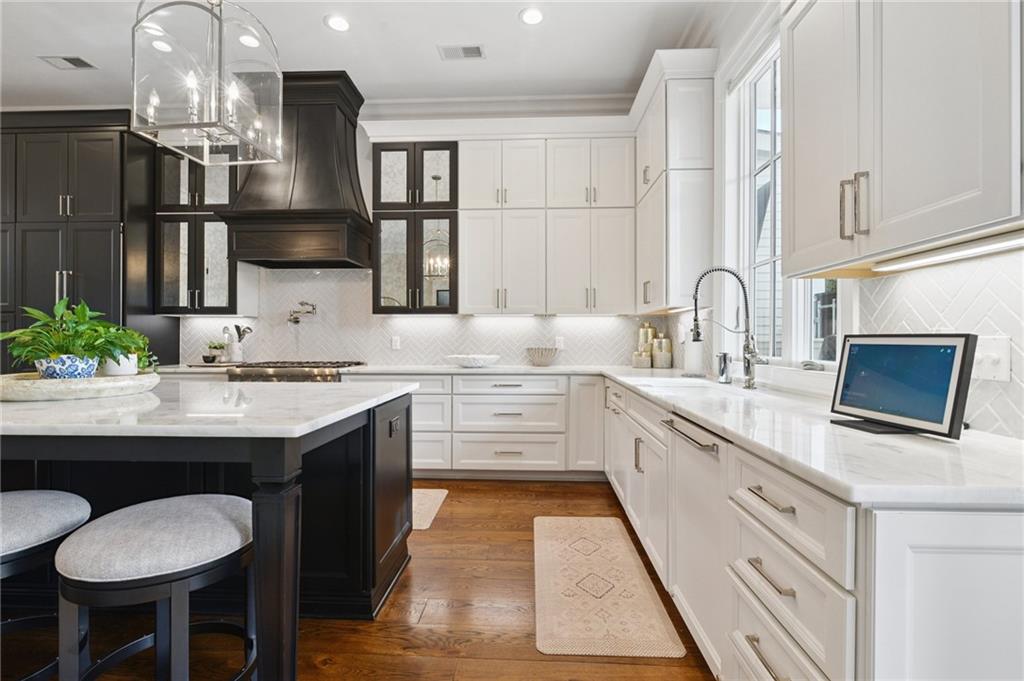 1022 UPPERLINE Street