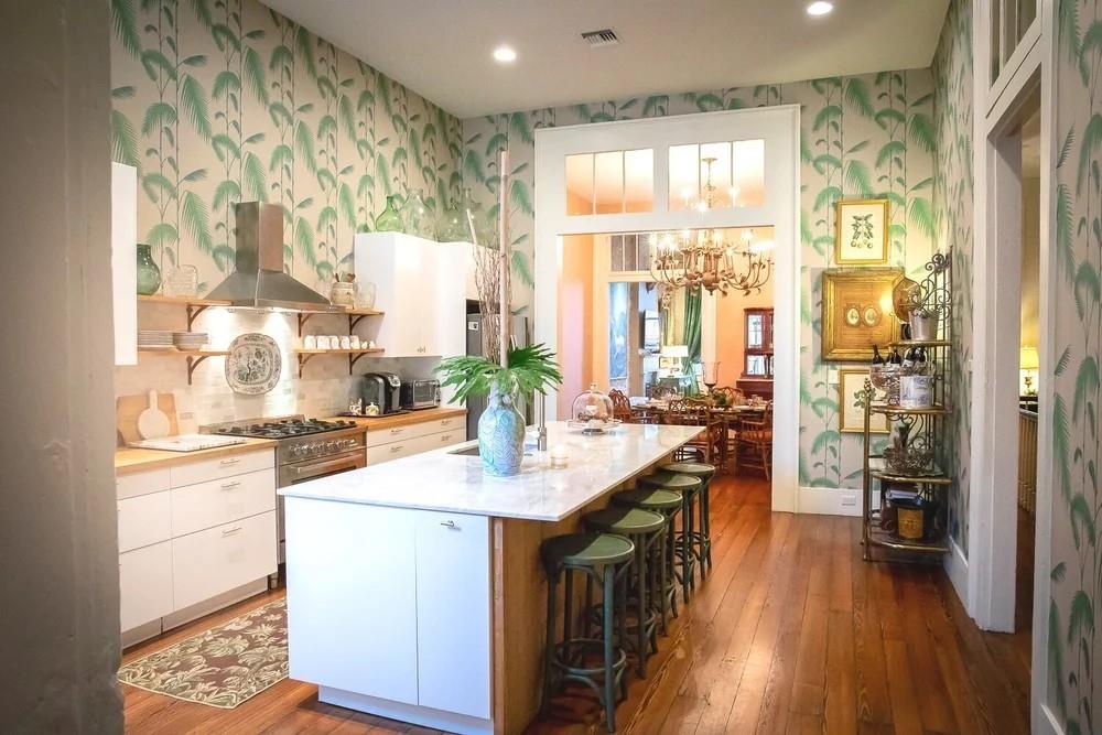 2028 MAGAZINE Street