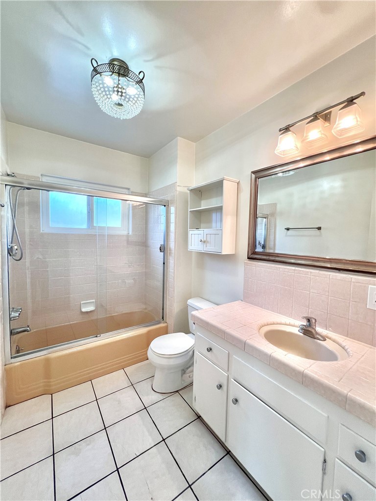 943 E Foothill Boulevard