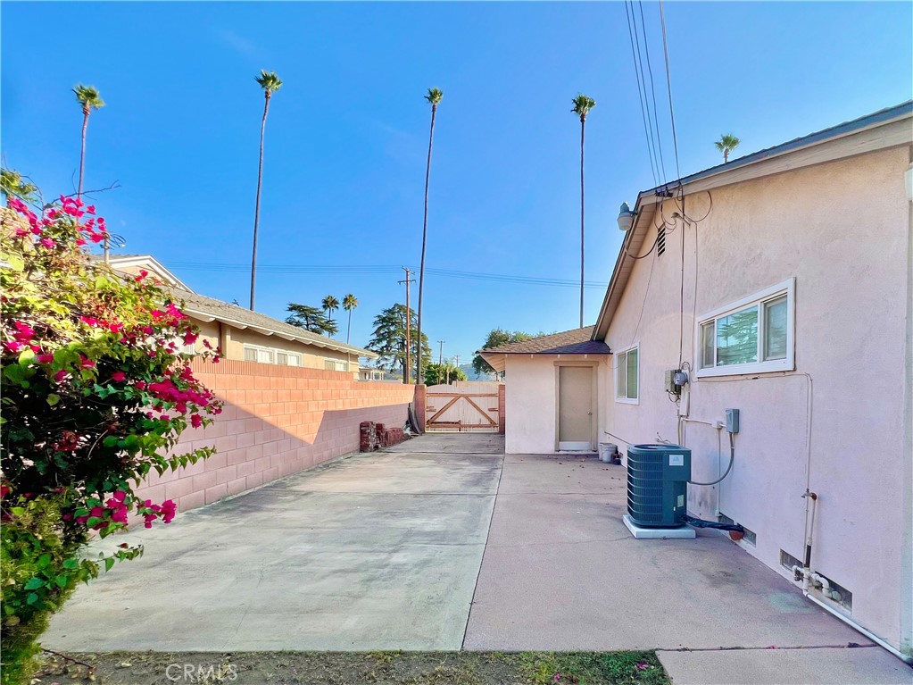 943 E Foothill Boulevard