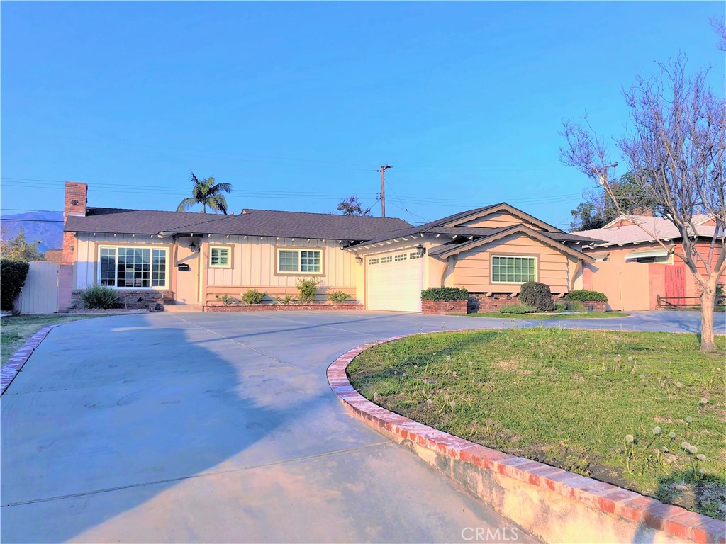 943 E Foothill Boulevard