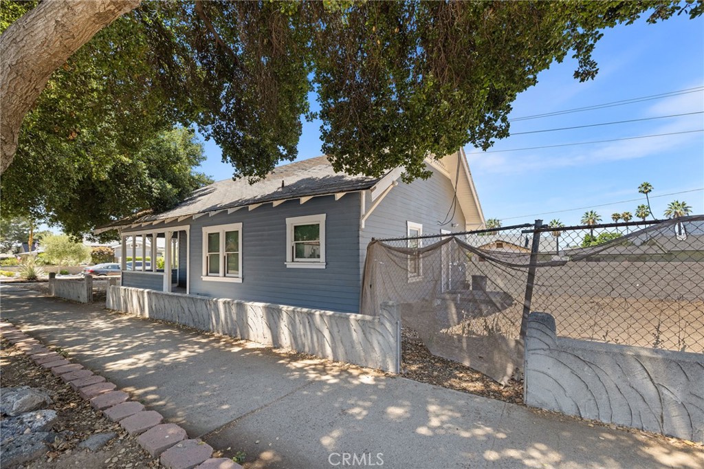 401 Glendora Avenue N