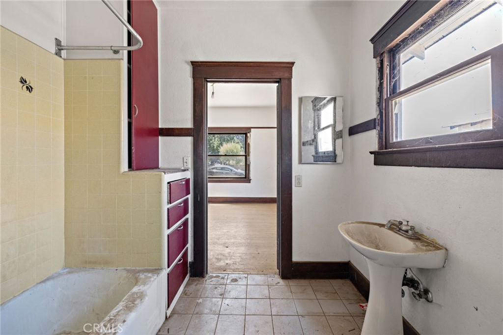 401 Glendora Avenue N