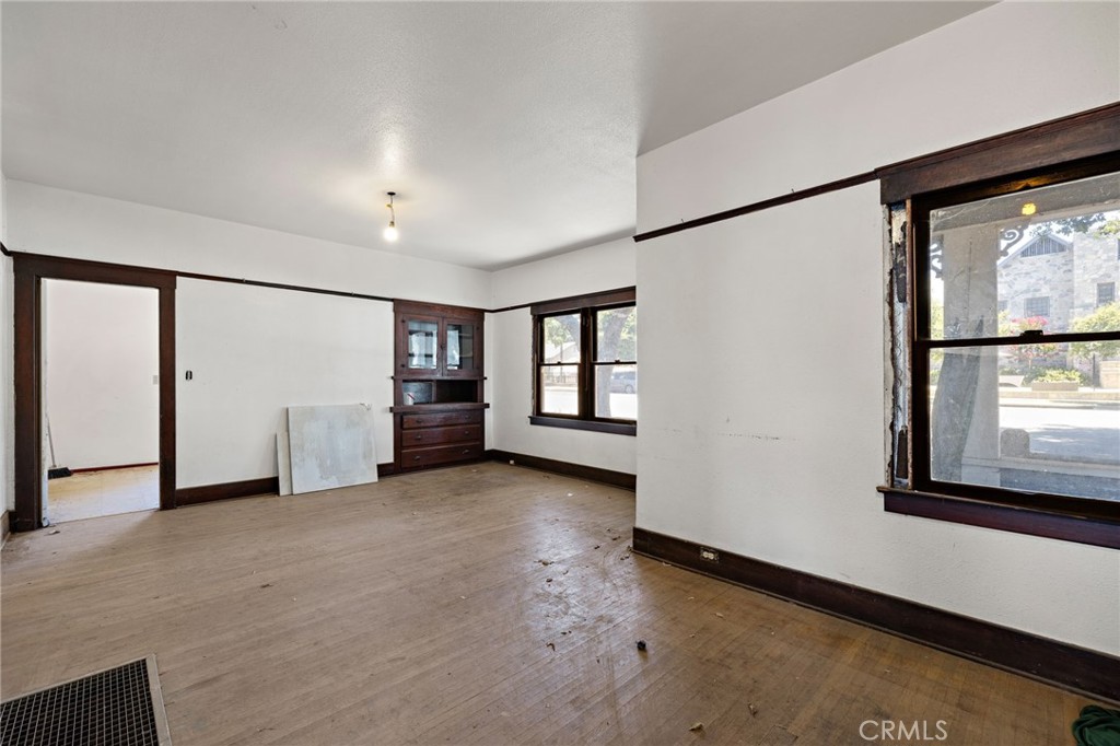 401 Glendora Avenue N