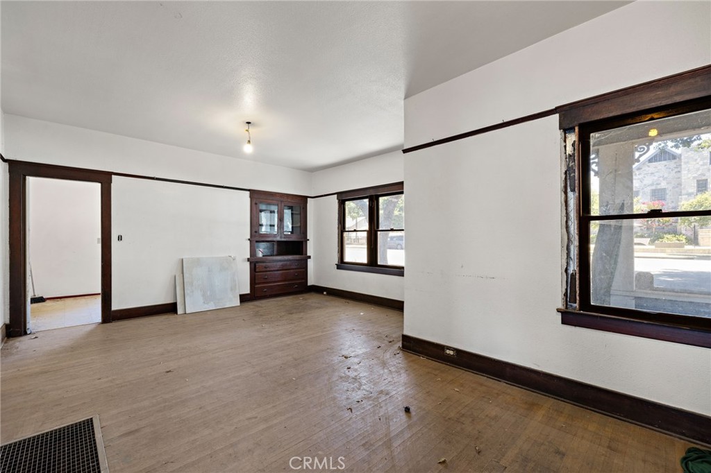 401 Glendora Avenue N