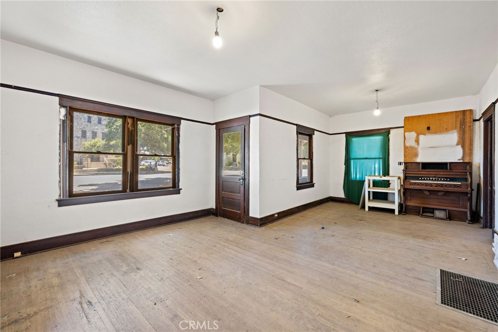 401 Glendora Avenue N