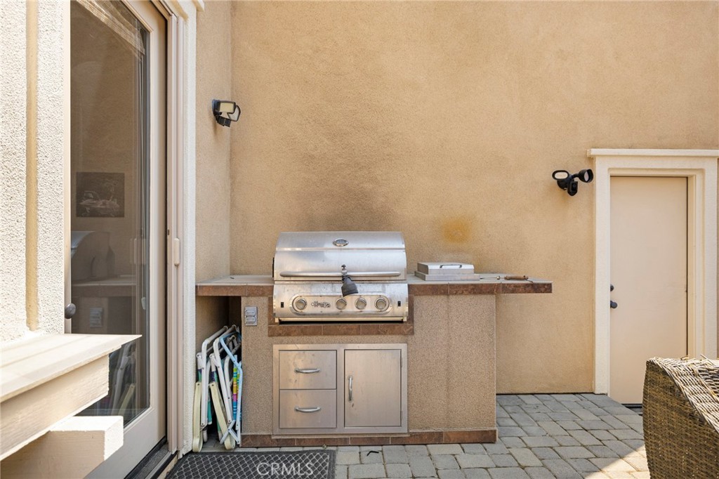 1561 Kensington