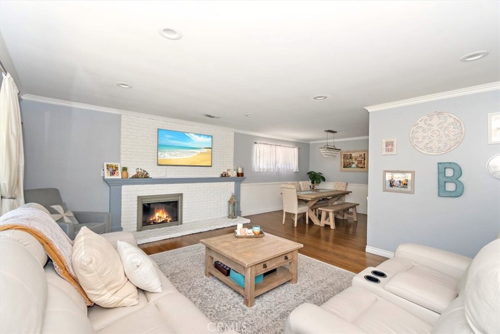 902 E Cypress