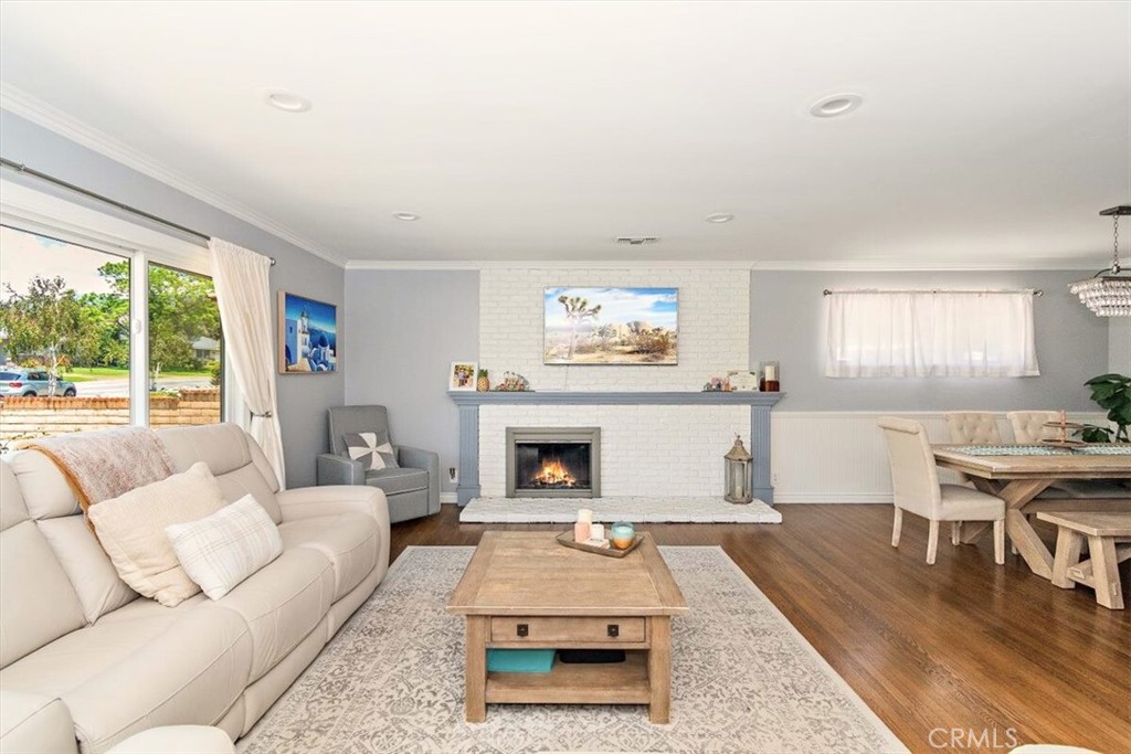 902 E Cypress
