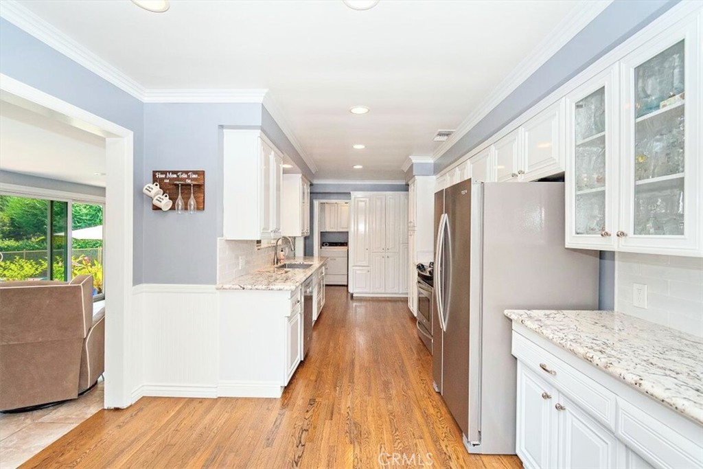 902 E Cypress
