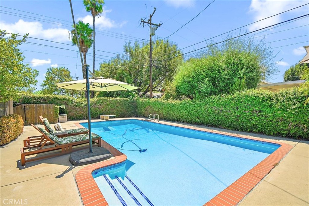 902 E Cypress
