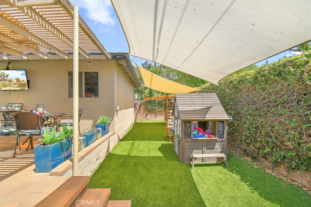 902 E Cypress