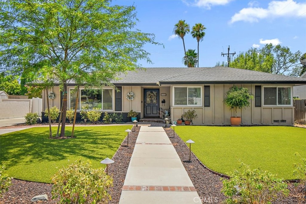 902 E Cypress