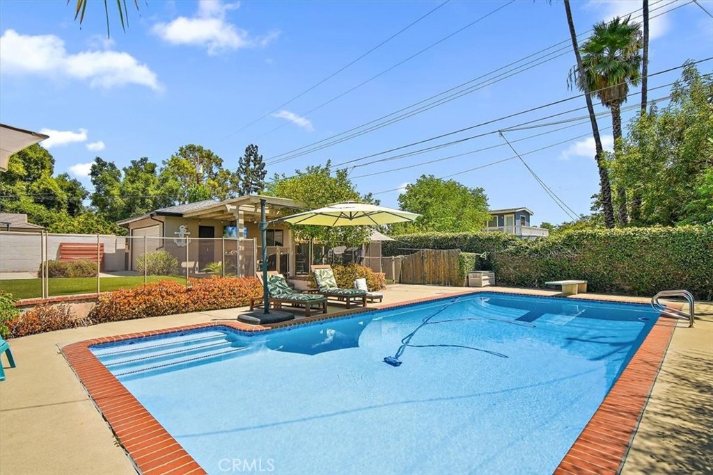 902 E Cypress