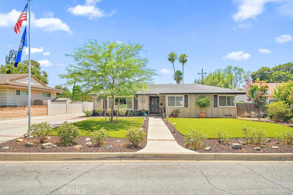 902 E Cypress