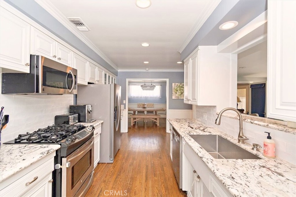 902 E Cypress