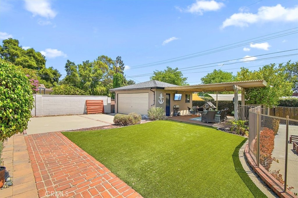 902 E Cypress