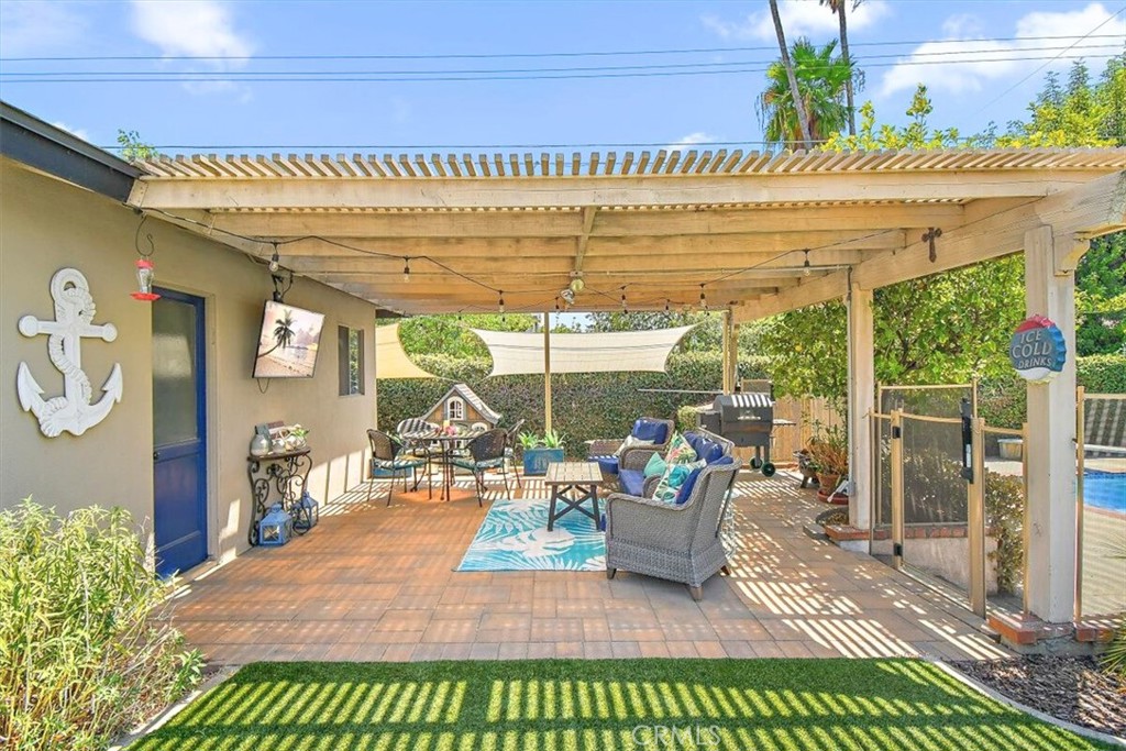 902 E Cypress