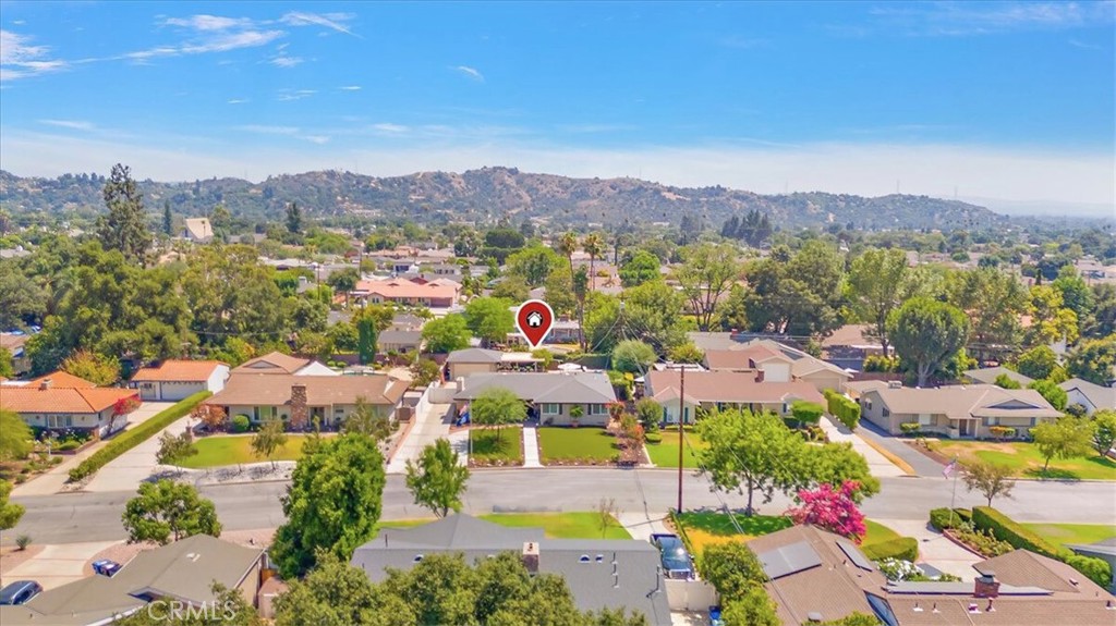 902 E Cypress