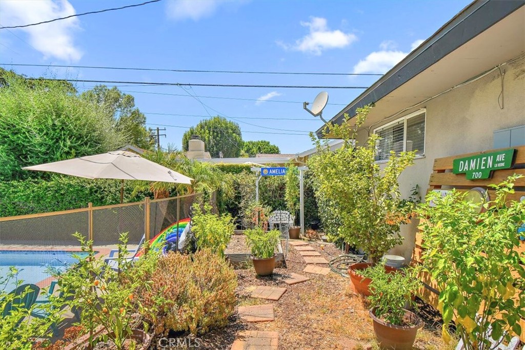 902 E Cypress