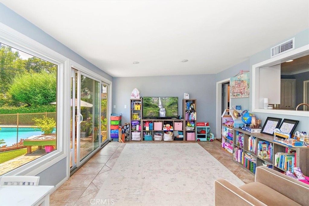 902 E Cypress