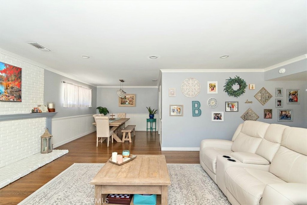 902 E Cypress