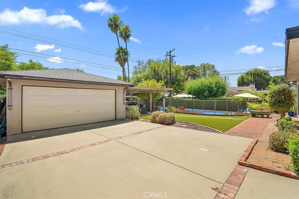 902 E Cypress