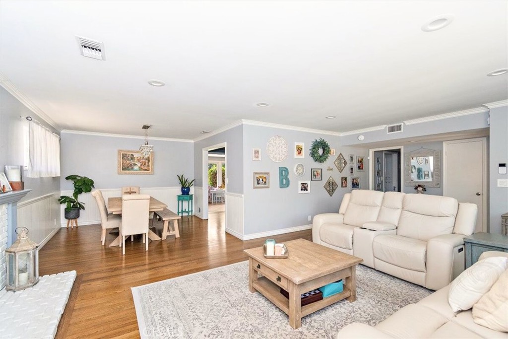 902 E Cypress