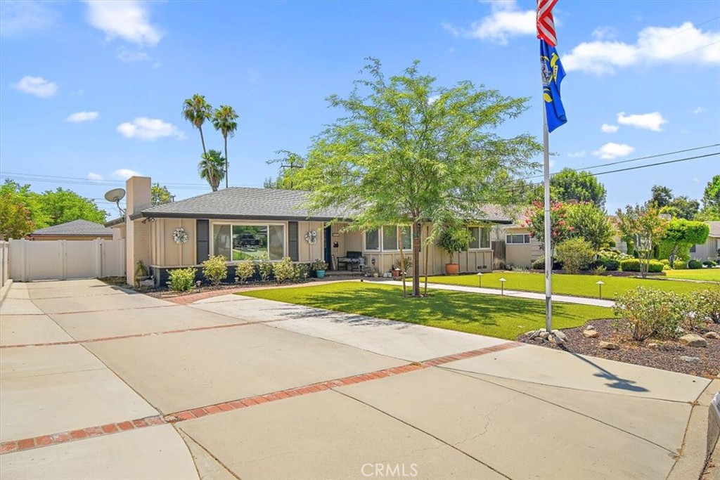 902 E Cypress