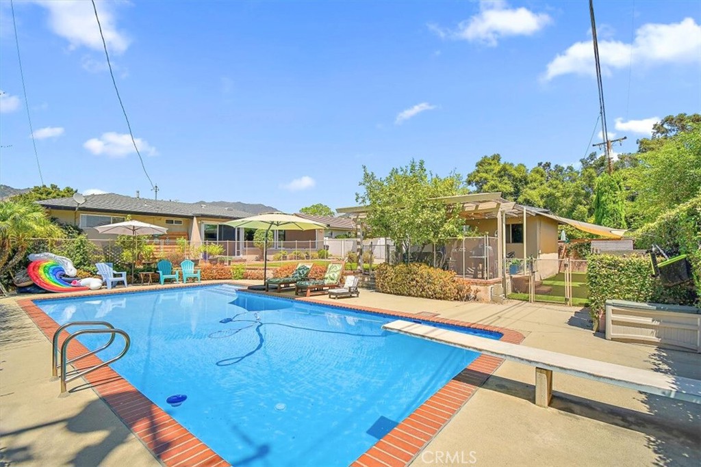 902 E Cypress