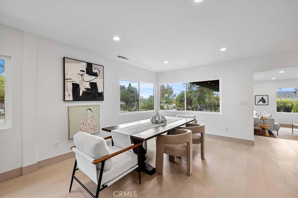 245 W Laurel