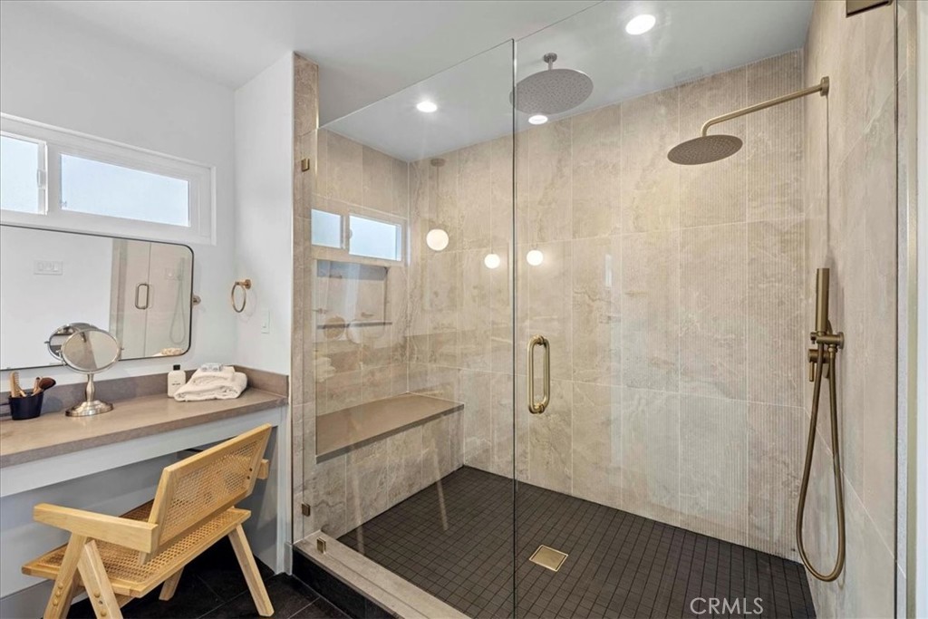 245 W Laurel