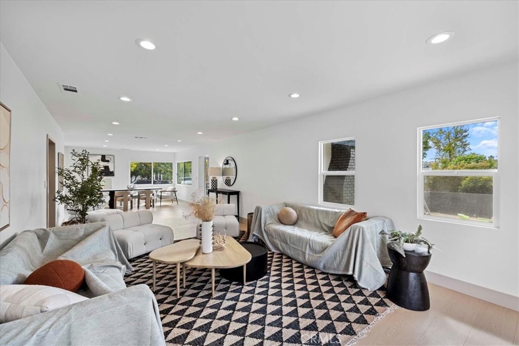 245 W Laurel