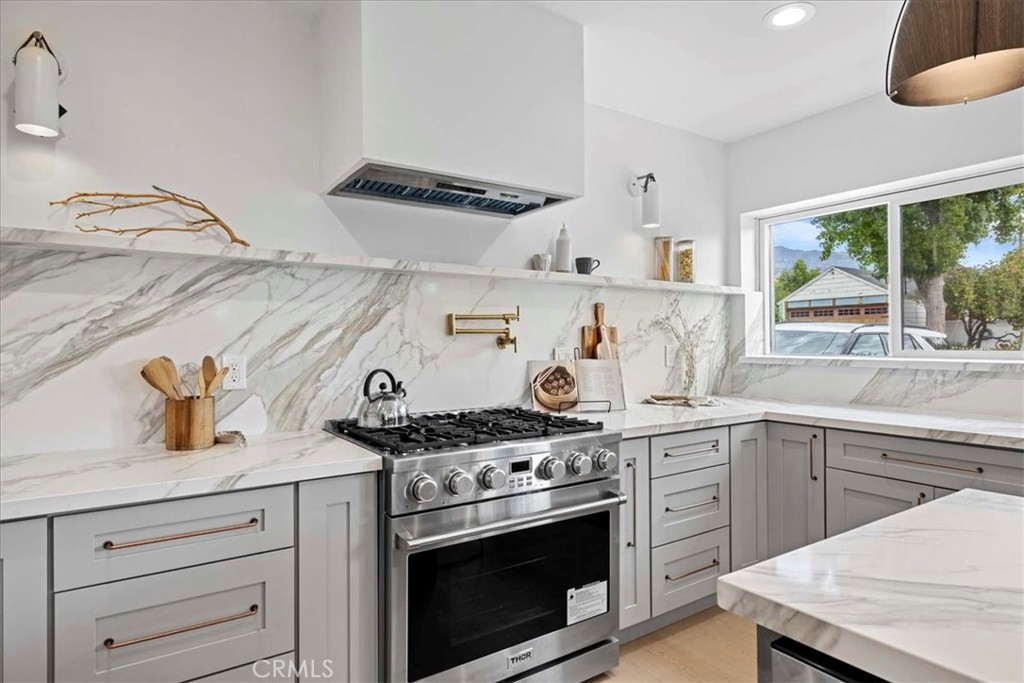 245 W Laurel