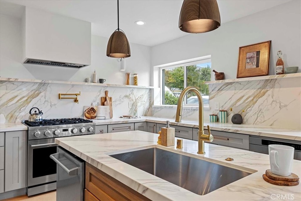 245 W Laurel