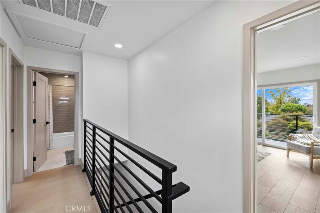 245 W Laurel