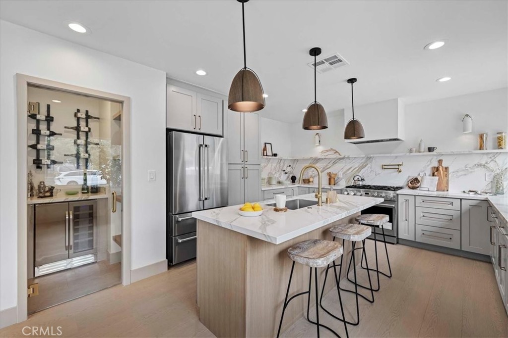 245 W Laurel