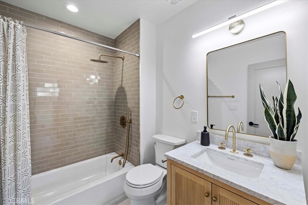 245 W Laurel