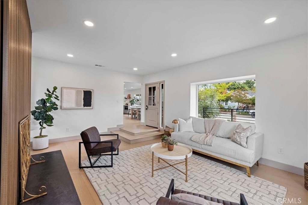 245 W Laurel