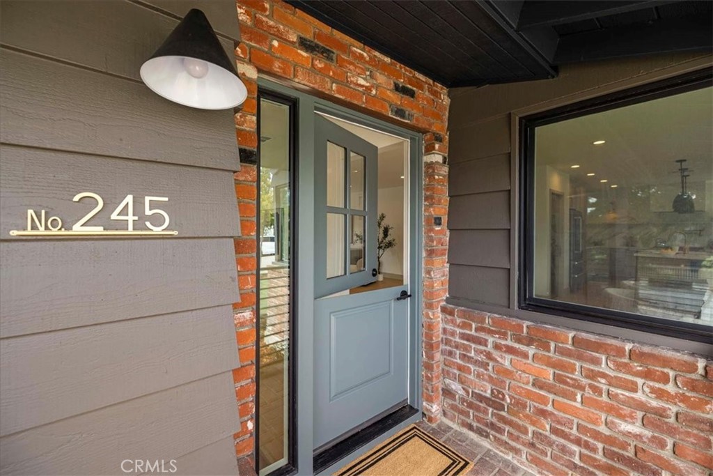 245 W Laurel