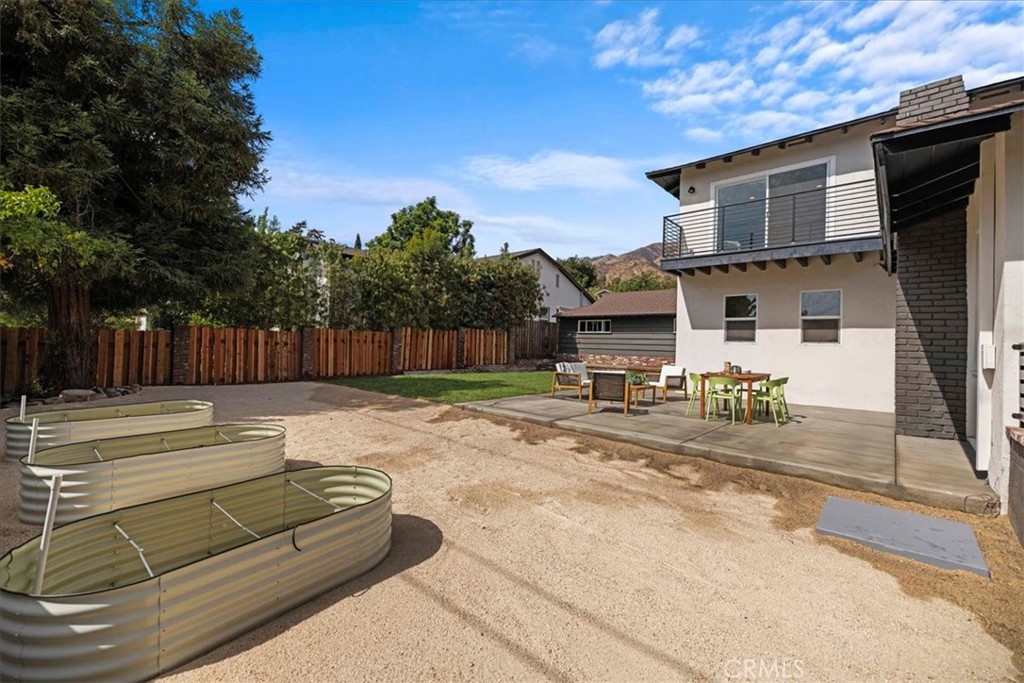 245 W Laurel