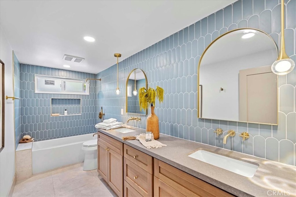 245 W Laurel