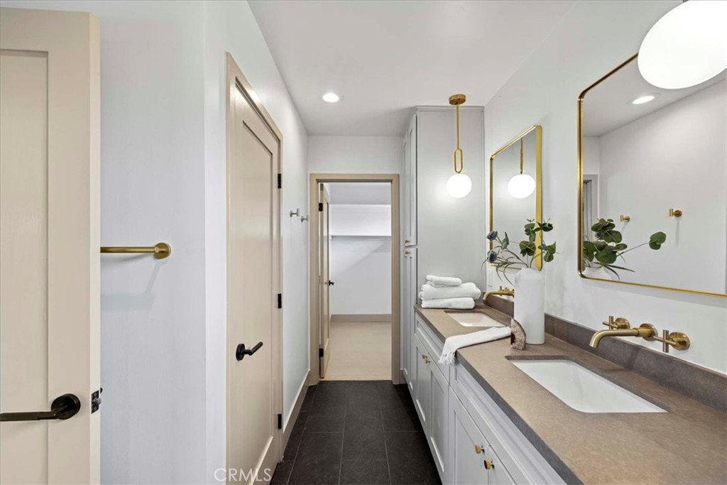 245 W Laurel