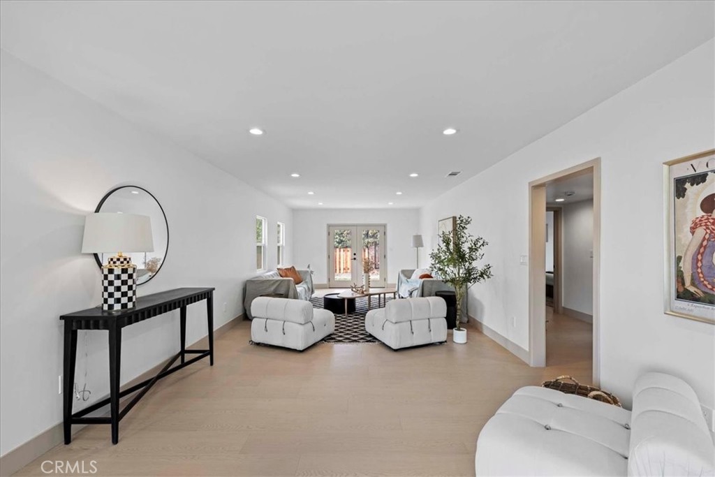 245 W Laurel