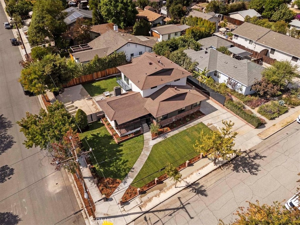 245 W Laurel