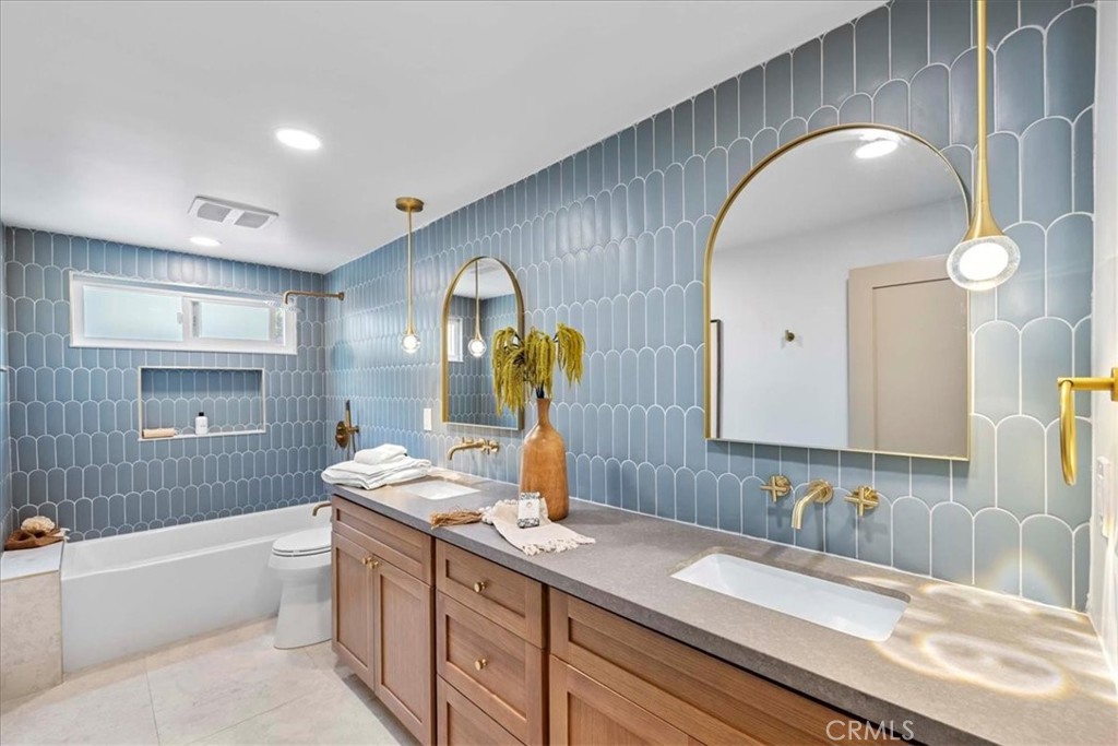 245 W Laurel